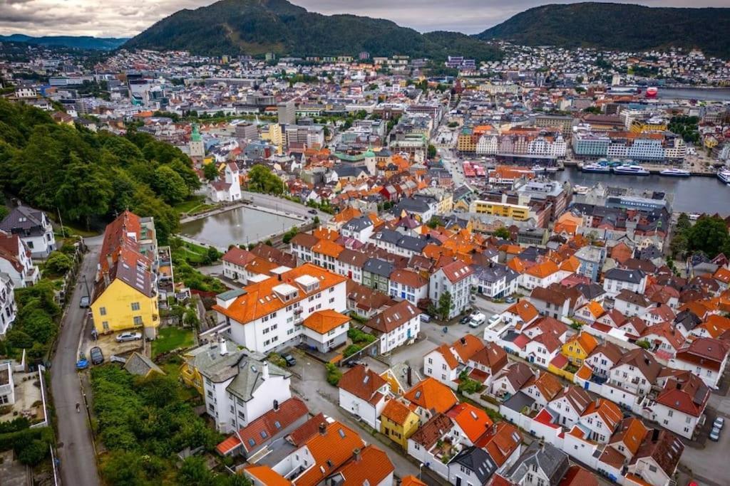 Leilighet I Bergens Vakreste Gate - Nydelig Utsikt Over Innseilingen Til Bergen! Kültér fotó