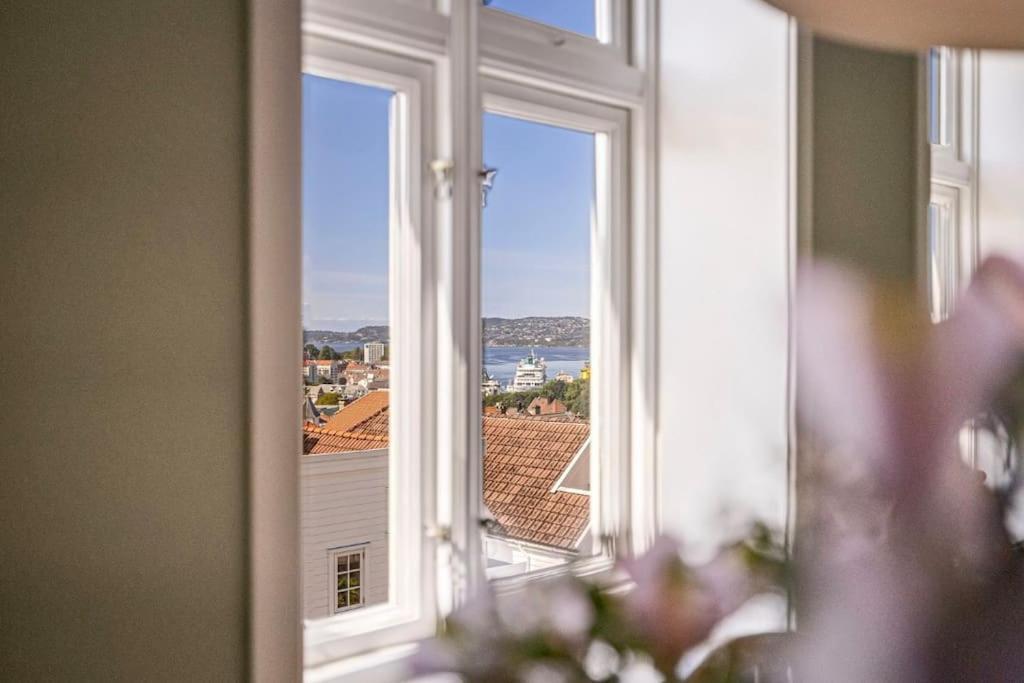 Leilighet I Bergens Vakreste Gate - Nydelig Utsikt Over Innseilingen Til Bergen! Kültér fotó